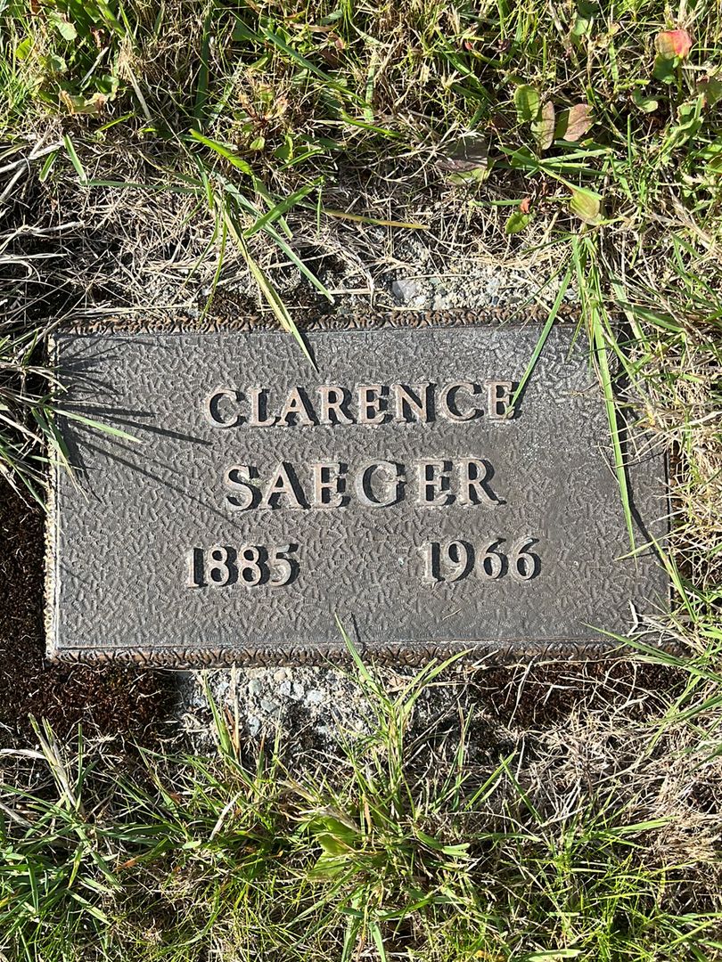 Clarence Saeger's grave. Photo 1