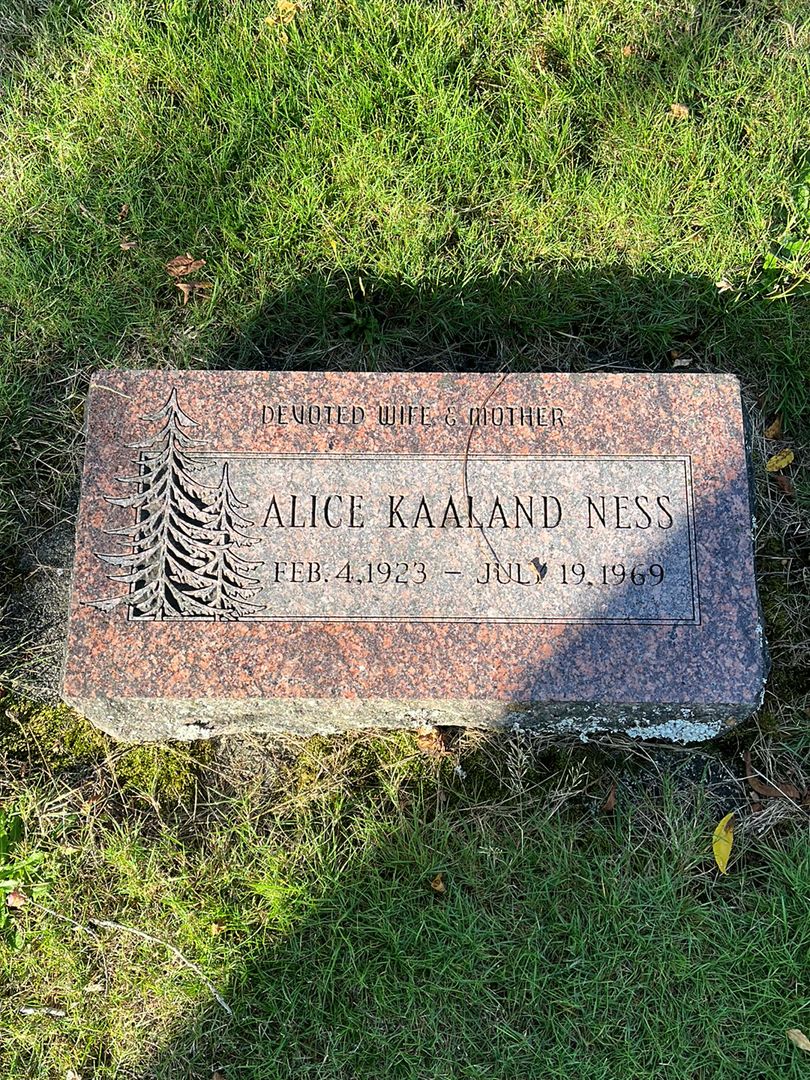 Alice Kaaland Ness's grave. Photo 1